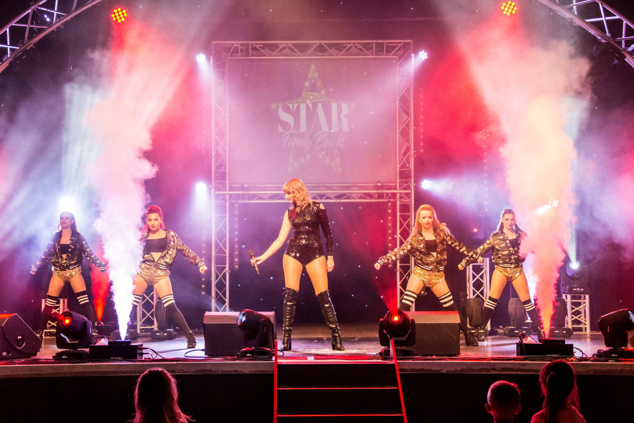 14 PONTINS with dancers